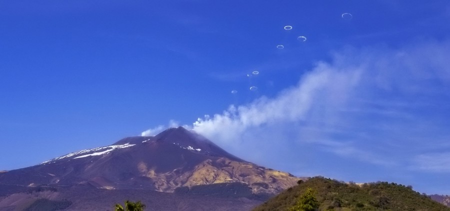 Anelli di vapore sull'Etna: un fenomeno raro e affascinante
